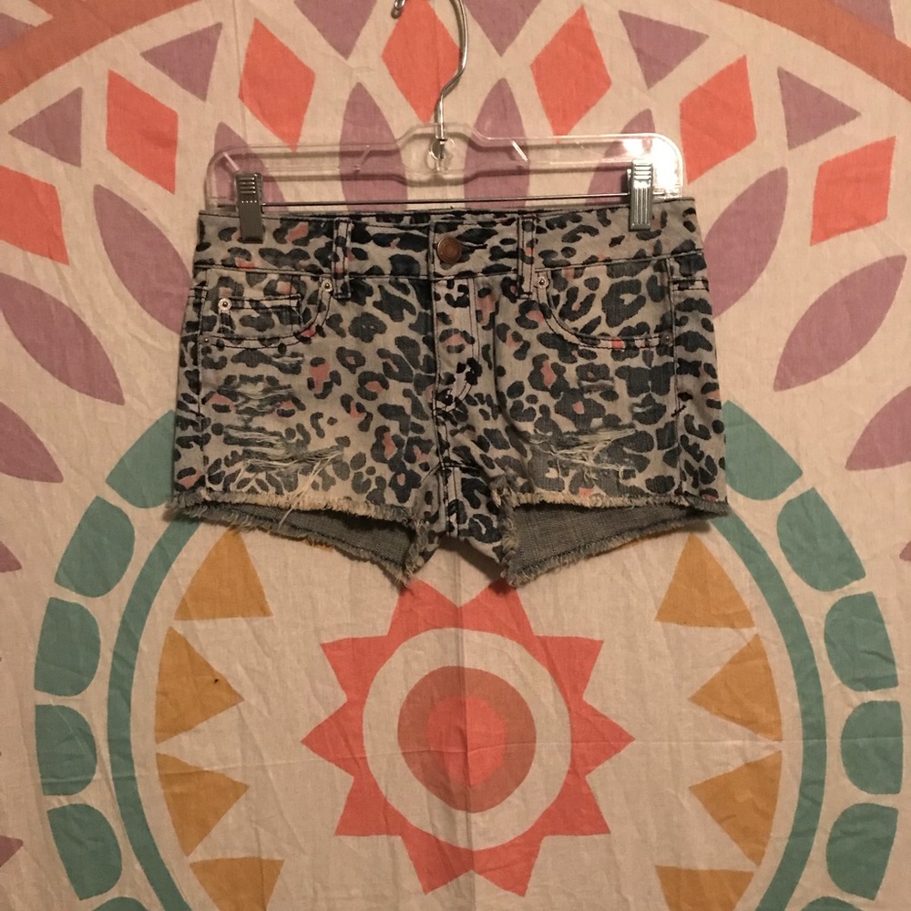 American Eagle cheat print shorts